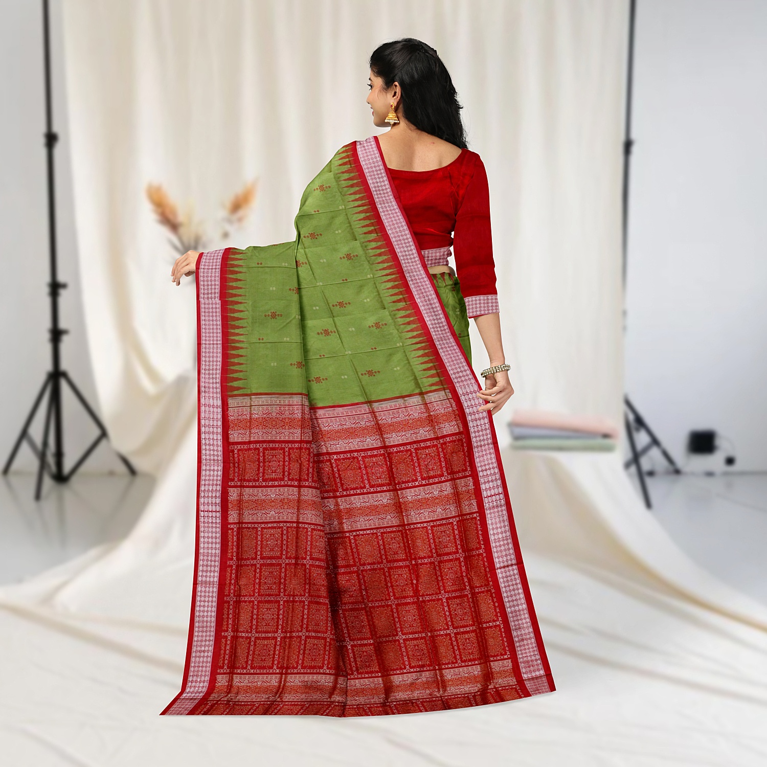 TRI3D__Bomkai17__silk_set306_nidhi_back1__2024-8-12-15-10-2__1500X1500.jpg