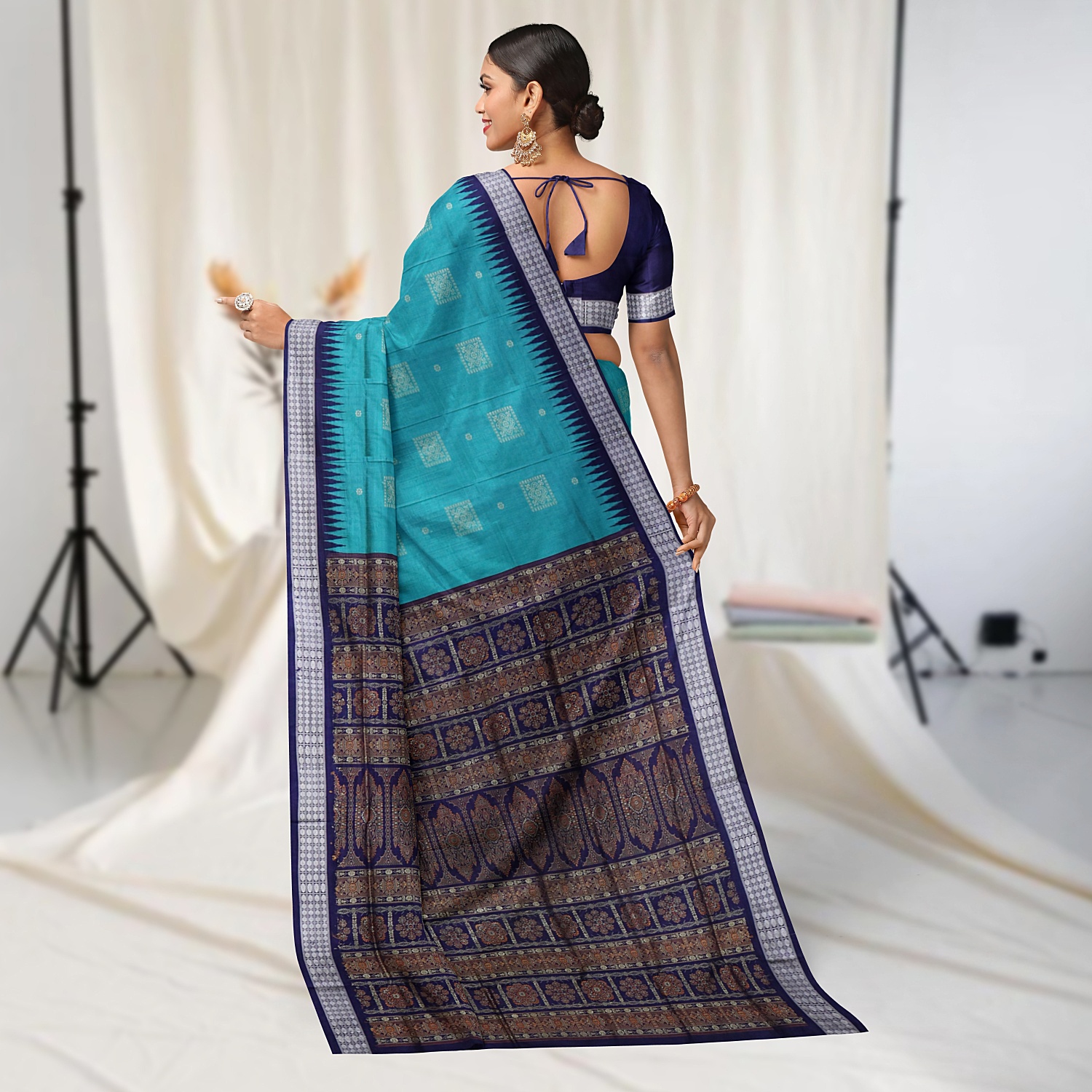TRI3D__Bomkai21__silk_set312_varsha_back_tassels__2024-8-12-16-37-3__1500X1500.jpg