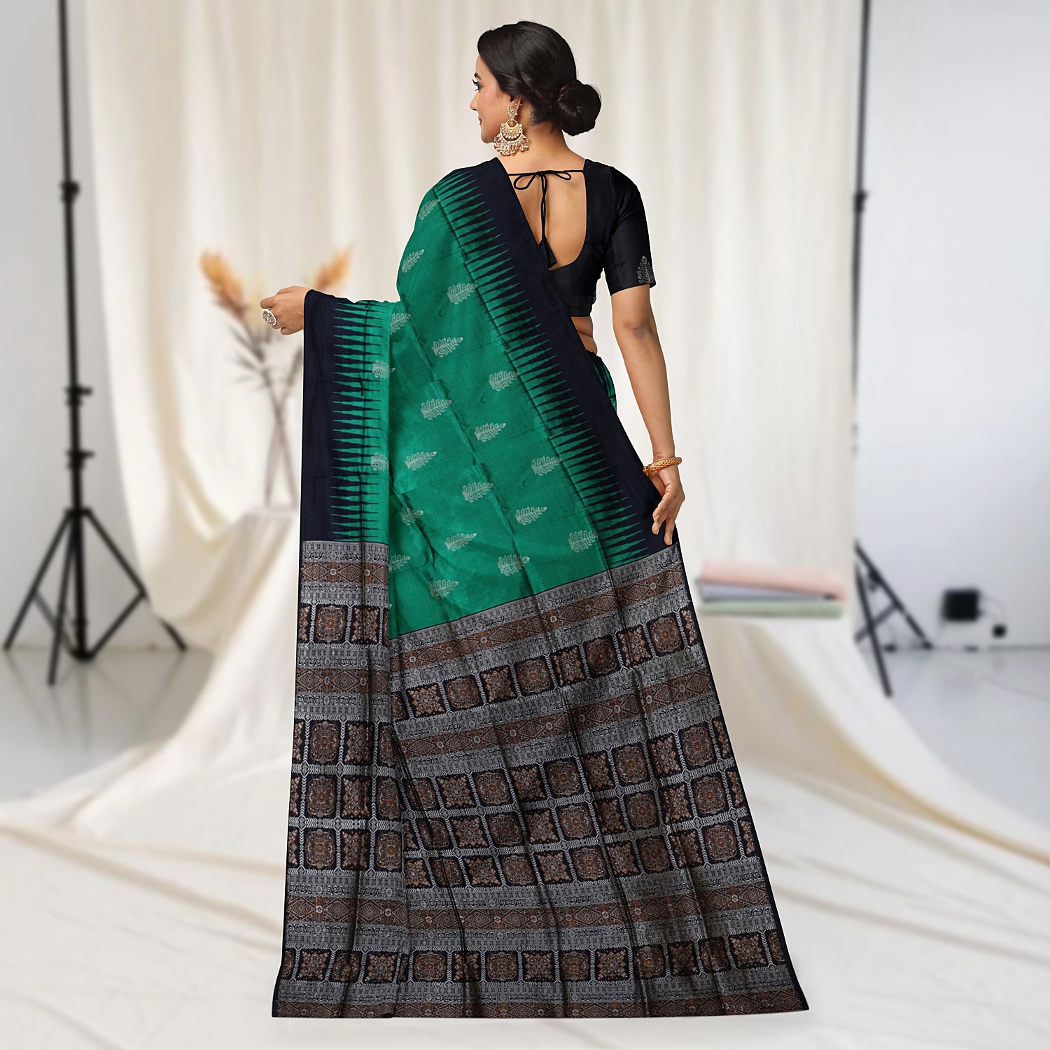 TRI3D__Bomkai7__silk_set310_shruti_back1__2024-8-12-12-52-19__1500X1500.jpg